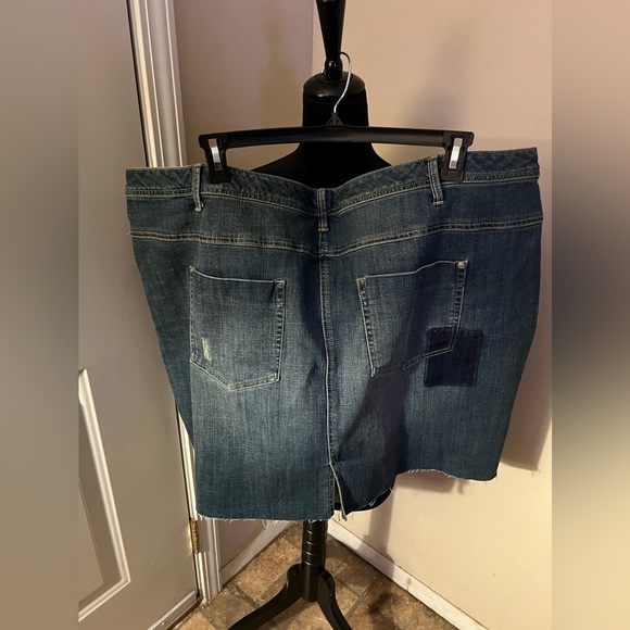 Denim 24/7 Denim skirt plus-size, distressed, patch design, size 30W 6X,fray hem - Picture 3 of 5